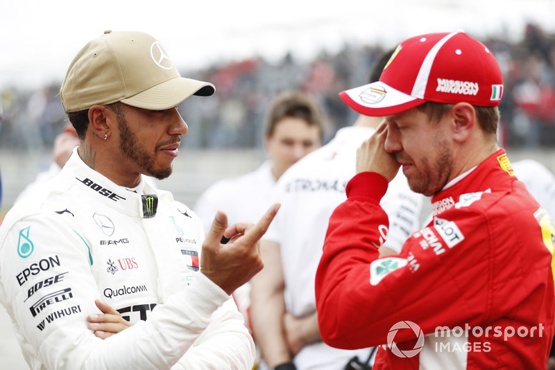 Lewis Hamilton, Mercedes AMG F1, discute avec Sebastian Vettel, Ferrari