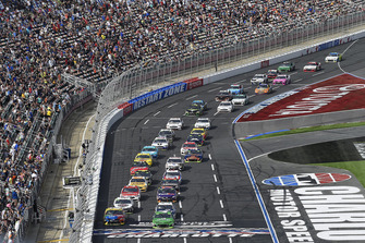 Kyle Larson, Chip Ganassi Racing, Chevrolet Camaro Clover/First Data, Kyle Busch, Joe Gibbs Racing, Toyota Camry M&M's