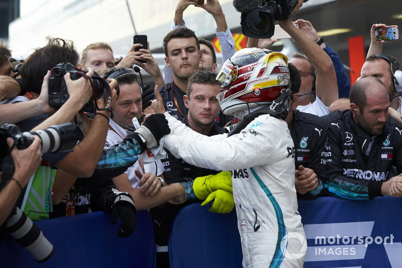 El ganador de la carrera Lewis Hamilton, Mercedes AMG F1 celebra en parc ferme