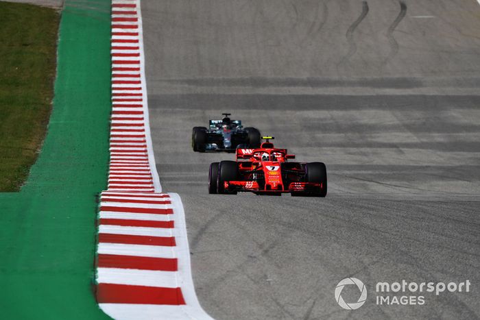 Kimi Raikkonen, Ferrari SF71H y Lewis Hamilton, Mercedes AMG F1 W09 EQ Power+ 