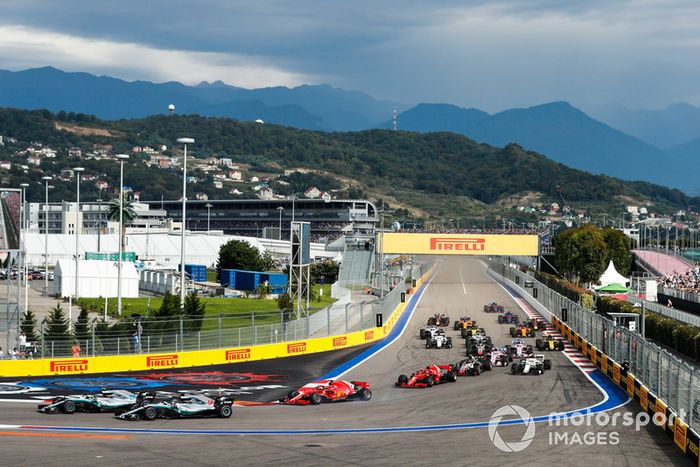 En el primer giro, Hamilton se pasó ligeramente, pero luego pudo aprovechar el rebufo de su compañero