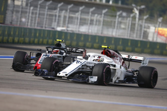 Charles Leclerc, Sauber C37, voor Kevin Magnussen, Haas F1 Team VF-18