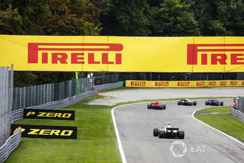 Pierre Gasly, Toro Rosso STR13, leads Sergey Sirotkin, Williams FW41, Sebastian Vettel, Ferrari SF71H, and Lance Stroll, Williams FW41