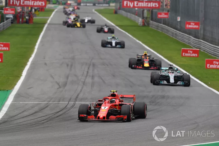 Kimi Raikkonen, Ferrari SF71H por delante de Lewis Hamilton, Mercedes AMG F1 W09 y Max Verstappen, Red Bull Racing RB14 