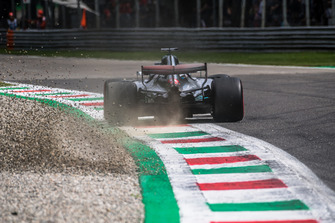 Lewis Hamilton, Mercedes AMG F1 W09 kicks up the gravel
