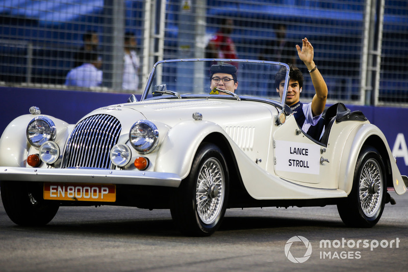 Lance Stroll, Williams Racing, en un Morganen el desfile de pilotos