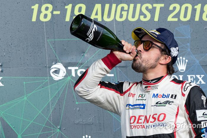 Podio: el ganador de la carrera #8 Toyota Gazoo Racing Toyota TS050: Fernando Alonso