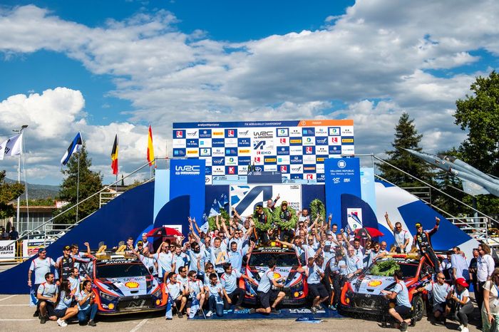 Podio: Ganadores Thierry Neuville, Martijn Wydaeghe, Hyundai World Rally Team Hyundai i20 N Rally1, segundo lugar Ott Tanak, Martin Jarveoja, Hyundai World Rally Team Hyundai i20 N Rally1, tercer lugar Dani Sordo, Candido Carrera, Hyundai World Rally Team Hyundai i20 N Rally1 con el equipo