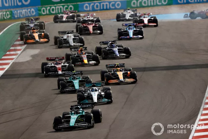 Lance Stroll, Aston Martin AMR22, George Russell, Mercedes W13, Sebastian Vettel, Aston Martin AMR22, Lando Norris, McLaren MCL36, el resto del grupo mientras Carlos Sainz, Ferrari F1-75, hace un trompo en la primera vuelta