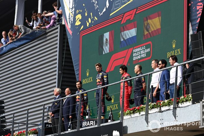 Podio: segundo lugar Sergio Pérez, Red Bull Racing, ganador Max Verstappen, Red Bull Racing, tercer lugar Carlos Sainz, Ferrari