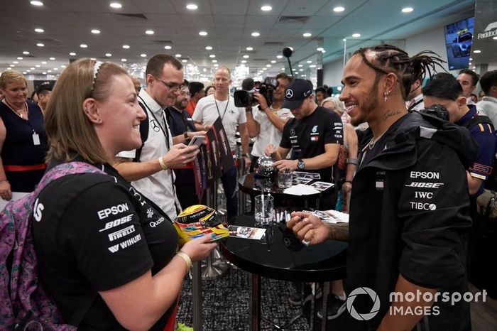 Lewis Hamilton, Mercedes AMG F1 firma un autógrafo para un aficionado 