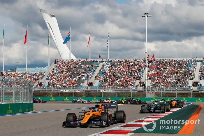 Carlos Sainz Jr., McLaren MCL34, Valtteri Bottas, Mercedes AMG W10, Lando Norris, McLaren MCL34, Sergio Perez, Racing Point RP19, Max Verstappen, Red Bull Racing RB15, Nico Hulkenberg, Renault F1 Team R.S. 19, Antonio Giovinazzi, Alfa Romeo Racing C38, Romain Grosjean, Haas F1 Team VF-19 y Daniel Ricciardo, Renault F1 Team R.S.19