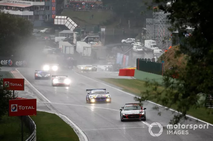 La partenza dietro la Safety car