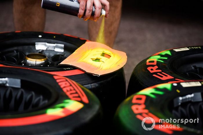 Neumáticos Pirelli etiquetados con pintura en spray