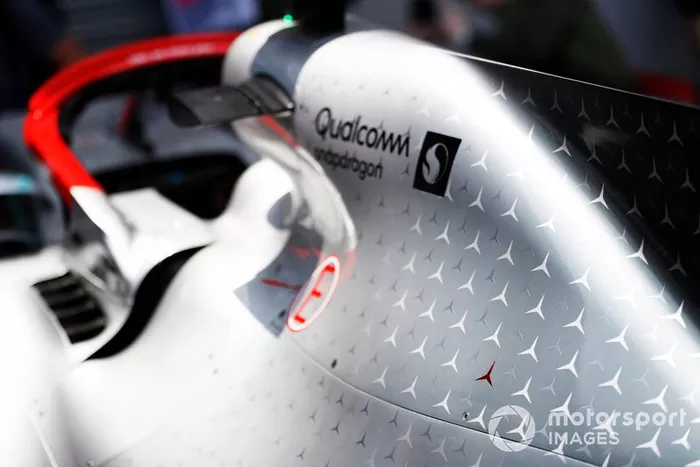 Estrella roja de 3 puntas en la carrocería del Mercedes AMG F1 W10 en honor a Niki Lauda