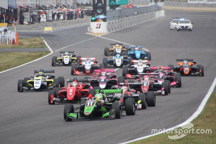 Salida de la primera carrera de la F3 Japonesa 2019, Sacha Fenestraz liderando.