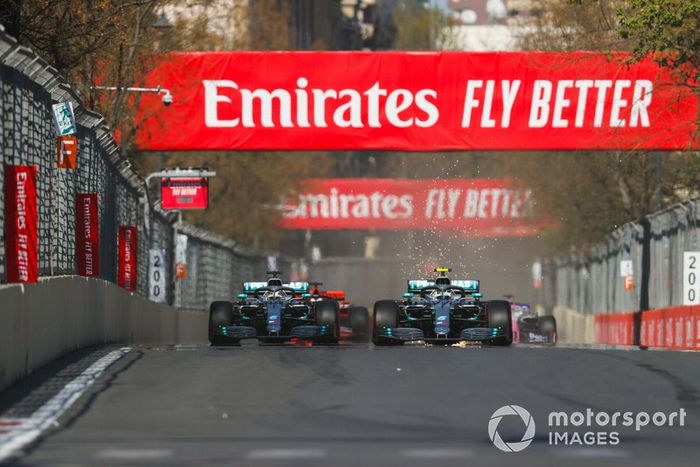Valtteri Bottas, Mercedes AMG W10 y Lewis Hamilton, Mercedes AMG F1 W10 vuelta 1
