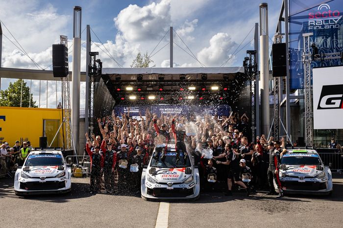 Winner Kalle Rovanperä, Jonne Halttunen, Toyota Gazoo Racing WRT Toyota GR Yaris Rally1 with the team