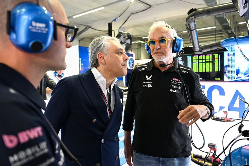 Luca de Meo, PDG du Groupe Renault, s'entretient avec Flavio Briatore, conseiller exécutif d'Alpine F1