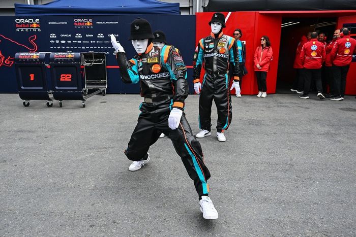 Los Jabbawockeez actúan en el Paddock durante la clasificación