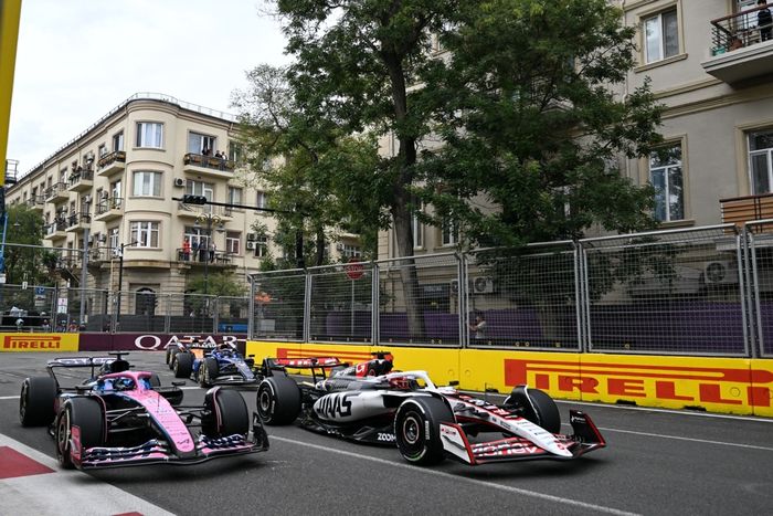 Pierre Gasly, Alpine, Esteban Ocon, Haas F1 Team
