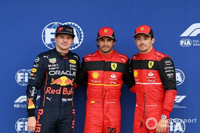 Top3 de la clasificación: segundo Max Verstappen, Red Bull Racing, ganador de la pole Carlos Sainz, Ferrari, tercero Charles Leclerc, Ferrari 