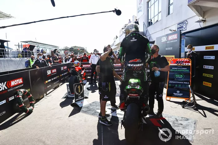 Jonathan Rea, del equipo Kawasaki Racing Team celebra su sexto Campeonato Mundial