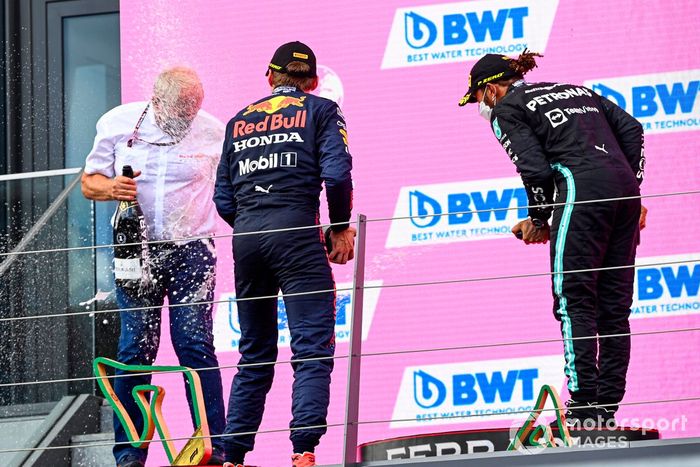 Podio: Helmut Marko, Consultor de Red Bull Racing, ganador de la carrera Max Verstappen, segundo lugar Lewis Hamilton, Mercedes
