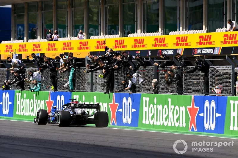 Lewis Hamilton, Mercedes W12, primo classificato, prende la vittoria