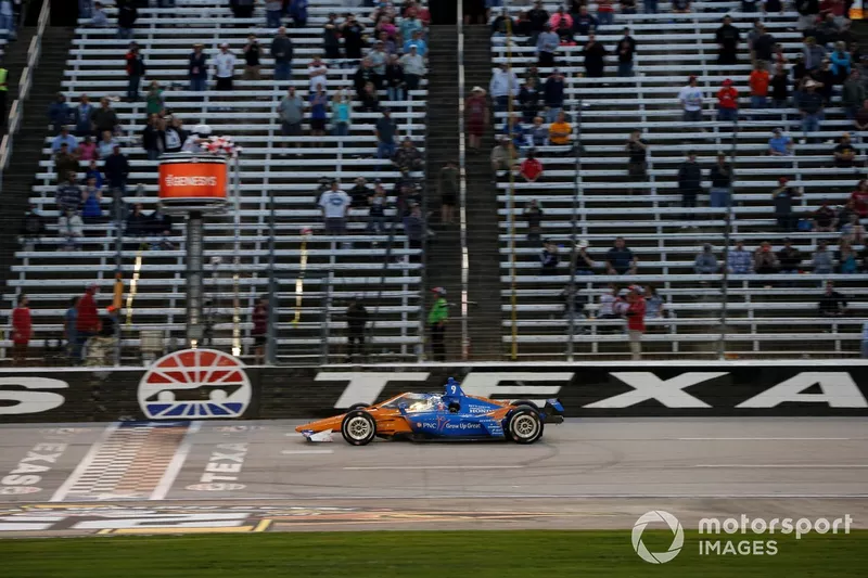 Ganador Scott Dixon, Chip Ganassi Racing Honda se lleva la bandera a cuadros