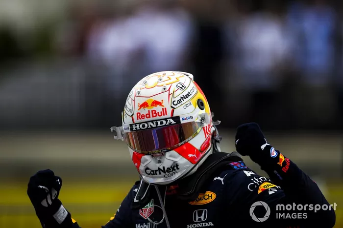Max Verstappen, Red Bull Racing, 1° classificato, festeggia nel Parco Chiuso