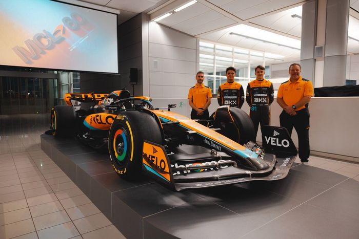 Zak Brown, CEO, McLaren Racing, Andrea Stella, Director del equipo McLaren, Lando Norris, McLaren, Oscar Piastri, McLaren