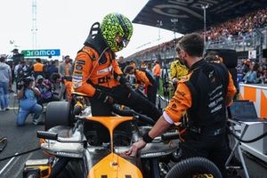 Lando Norris, McLaren F1 Team, llega a la parrilla de salida