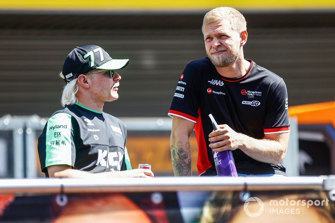 Valtteri Bottas, KICK Sauber, Kevin Magnussen, Haas F1 Team, en el desfile de pilotos 