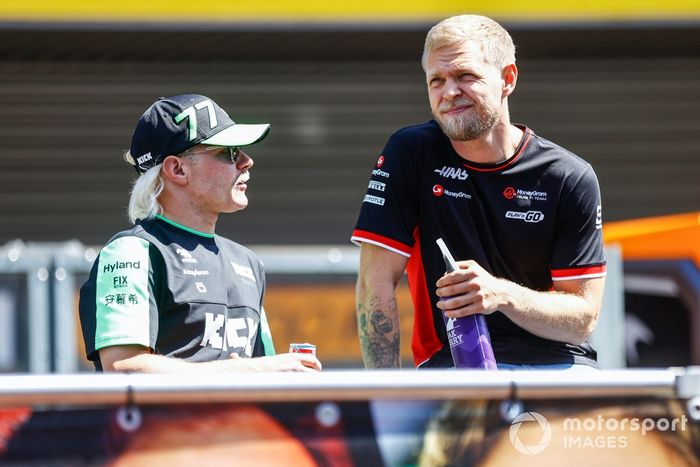 Valtteri Bottas, KICK Sauber, Kevin Magnussen, Haas F1 Team, en el desfile de pilotos 