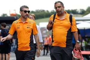 Andrea Stella, director del equipo McLaren F1 Team, un miembro del equipo en el paddock