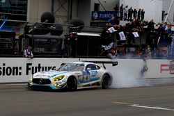 Checkerd flag for #4 AMG-Team Black Falcon, Mercedes-AMG GT3: Bernd Schneider, Maro Engel, Adam Chri