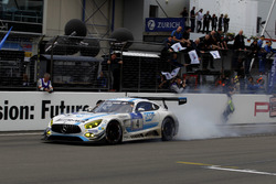 Bandera a cuadros para #4 AMG-Team Black Falcon, Mercedes-AMG GT3: Bernd Schneider, Maro Engel, Adam Christodoulou, Manuel Metzger
