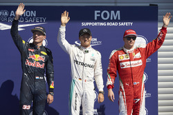 Top-drie: Max Verstappen, Red Bull Racing, tweede; Nico Rosberg, Mercedes AMG F1, pole; Kimi Raikkon