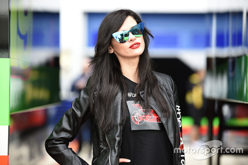 Hermosa chica de Aprilia