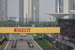 Нико Росберг, Mercedes AMG F1 Team W07 на поуле во время старта гонки