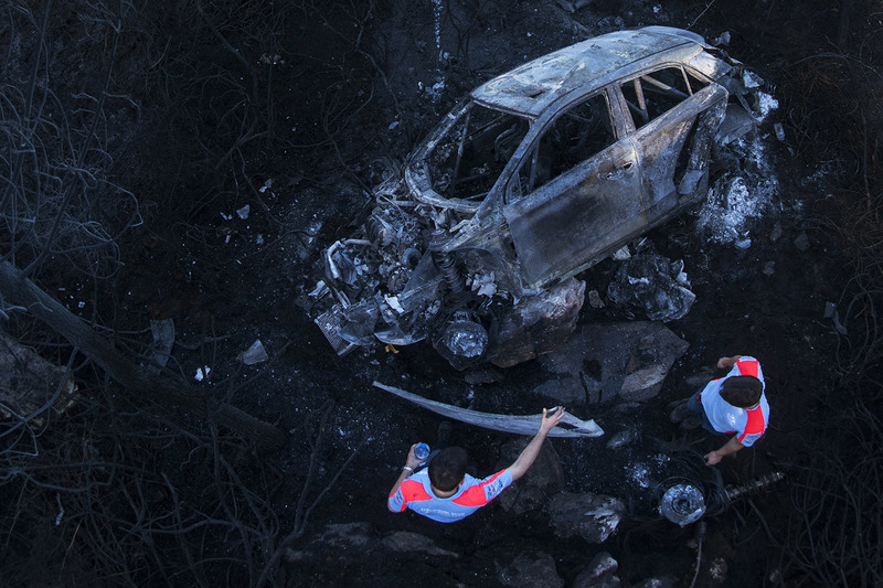 7. Los restos quemados del coche de Hayden Paddon, John Kennard, Hyundai i20 WRC, Hyundai Motorsport