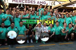 Lewis Hamilton en Nico Rosberg, Mercedes AMG F1 Team, vieren met het team