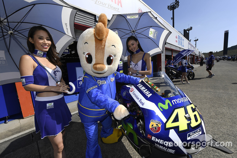 Chicas calientes de la parrilla con la moto de Valentino Rossi, Yamaha Factory Racing