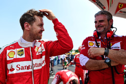 Себастьян Феттель, Ferrari та Мауріціо Аррівабене, голова, Ferrari Team на стартовій решітці