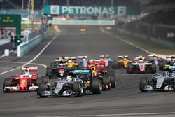 Lewis Hamilton, Mercedes AMG F1 W07 Hybrid aan de leiding bij de start