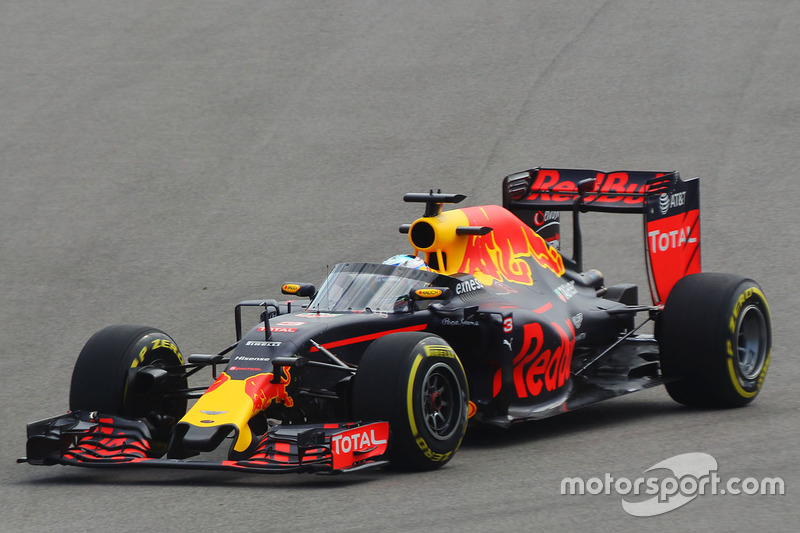 Daniel Ricciardo, Red Bull Racing RB12 met het Aeroscreen