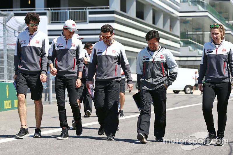 Esteban Gutierrez, Haas F1 Team walks the circuit with the team