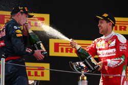 Перше місце - Макс Ферстаппен, Red Bull Racing та, третє місце, Себастьян Феттель, Ferrari