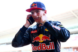 Max Verstappen, Red Bull Racing krijgt telefoon